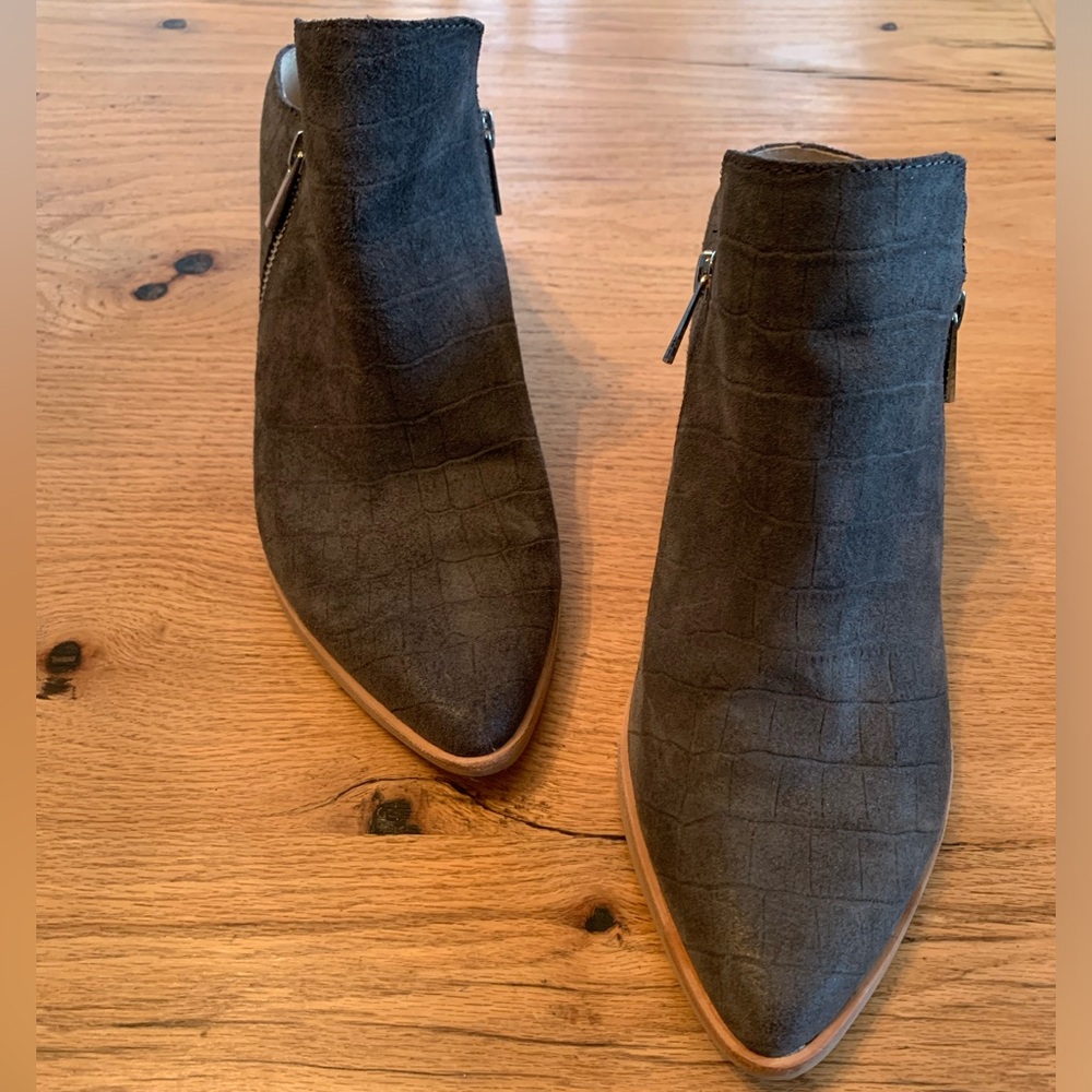 Dolce Vita Low Cut Ankle Bootie Dark Gray Suede Leather Women’s 9‎ 1/2 Preloved